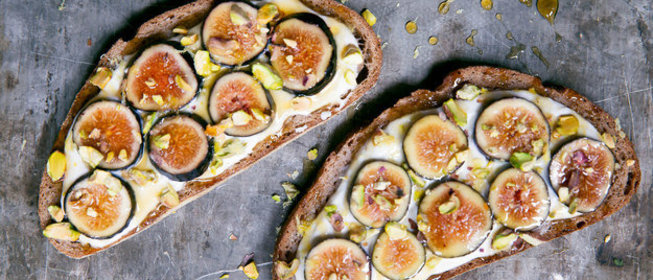 Брускетта с рикоттой и инжиром