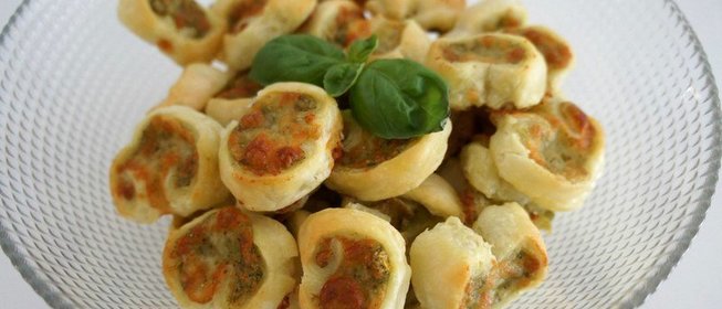 Печенье с домашним песто и сыром