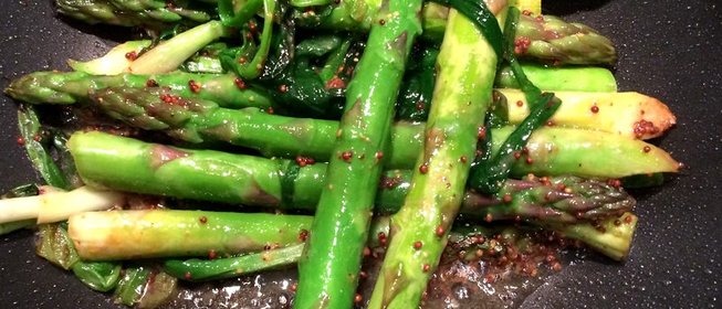 Спаржа с зеленым луком на гриле