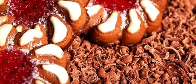 Шоколадное печенье с миндалем и абрикосовым джемом