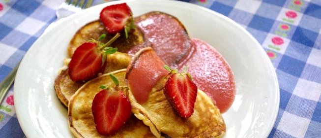 Оладьи на завтрак с клубничным манным кремом