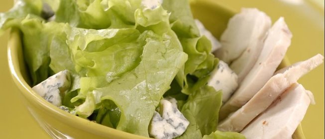 Зеленый салат с курицей и голубым сыром