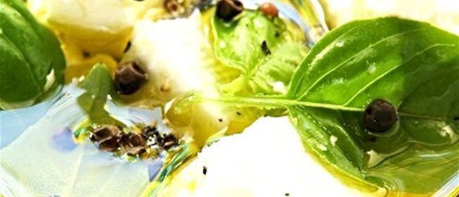 Козий сыр с оливками, лимоном и тмином