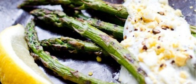 Спаржа под греческим йогуртом
