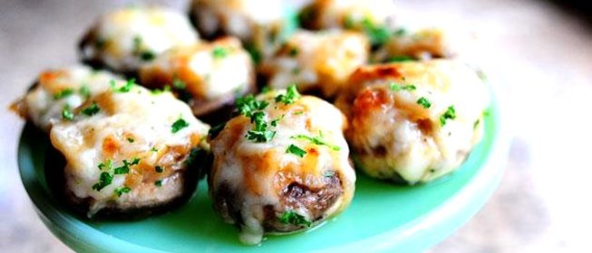 Фаршированные грибы с луком