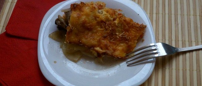 Запеканка с куриными бедрышками и копченым сыром