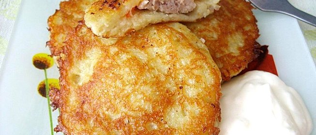 Драники с мясом и помидором