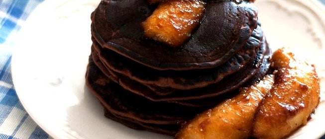 Шоколадные блинчики с карамелизированными бананами