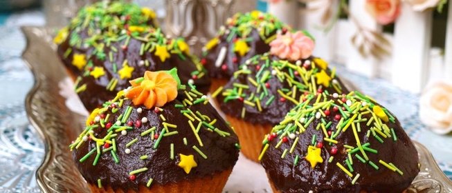 Кексы с ликёром и шоколадной глазурью