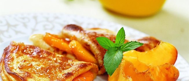 Карамелизированные блинчики, запеченные с персиками