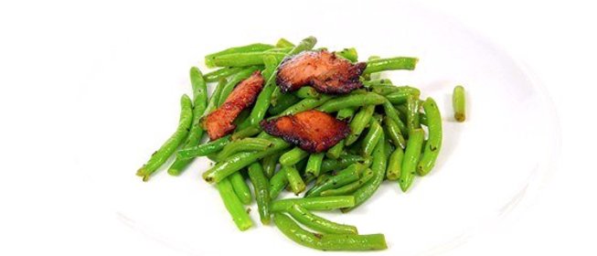 Зеленая фасоль с теплой заправкой и беконом