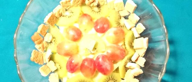 Фруктовый салат с печеньем и йогуртом