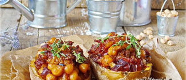 Пикантная картошка с нутом, вялеными томатами и песто rosso