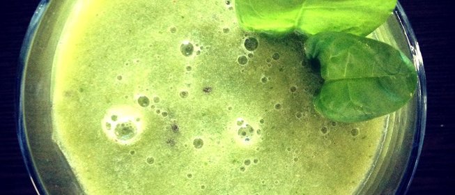 Зеленый смузи с ананасом