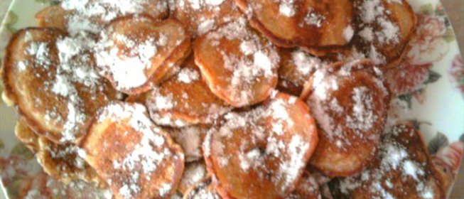 Яблочные оладьи со сметаной