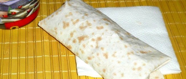 Сосиски со свежей капустой и луком в лаваше