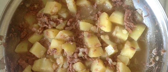 Картофель с тушенкой