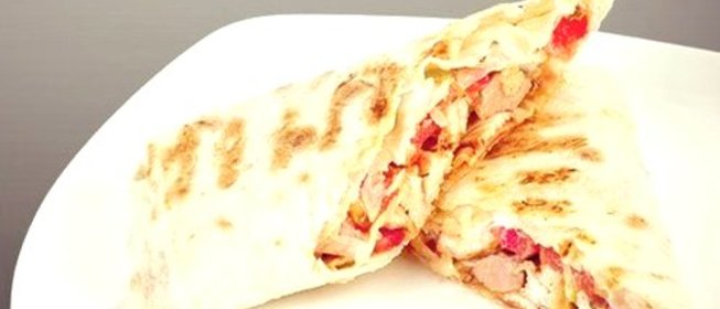 Горячий ролл-сэндвич с курицей, баклажанами и ореховым соусом