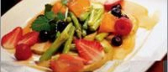 Спаржа с лесными ягодами