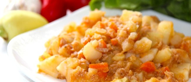 Тушеный картофель с консервированным тунцом