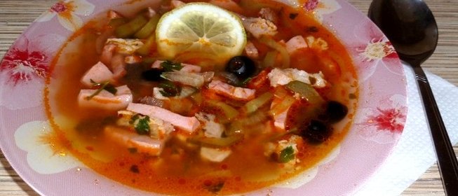 Солянка с мясом и колбасой