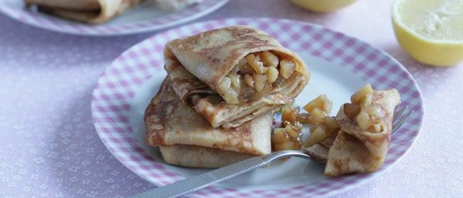 Блины, фаршированные яблоками с орехами и корицей