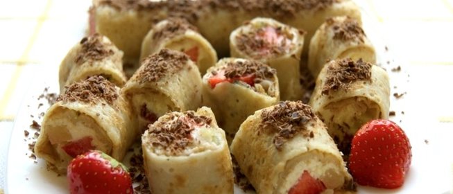 Блинчики с фруктами и мороженым