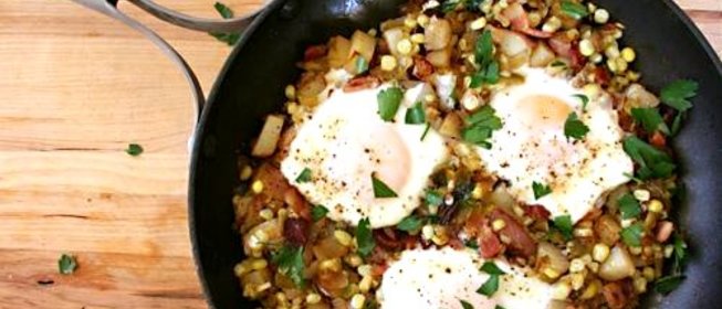 Жареный картофель с кукурузой и яйцом