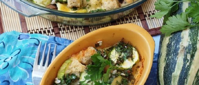 Кабачковая запеканка с сыром и белым хлебом.