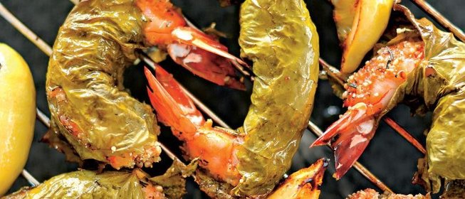 Креветки в виноградных листьях с дуккой