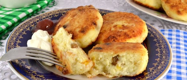 Кокосовые сырники с изюмом и курагой