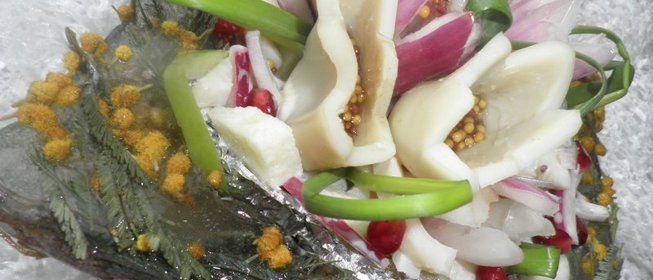 Салат с кальмарами в ледяной чаше