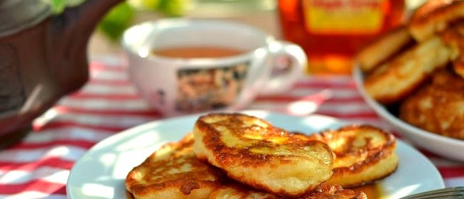 Дрожжевые оладьи с яблоками