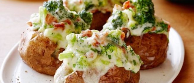 Запеченный картофель с беконом, брокколи и сыром