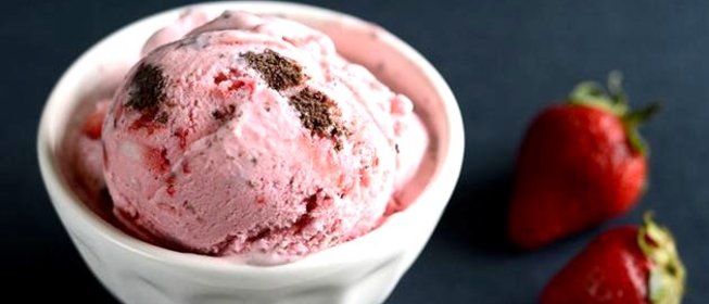 Клубничное мороженое с шоколадным печеньем