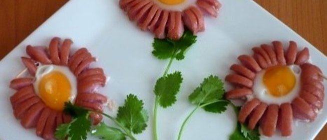 Ромашка из сосиски и яйца