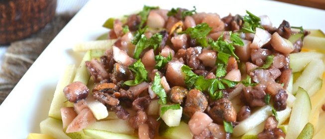 Морской салат с кальмарами и креветками