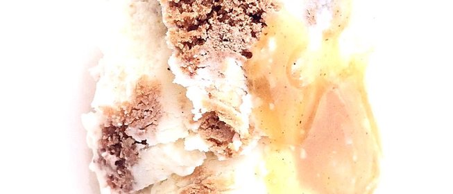 Мороженое со вкусом чизкейка, с шоколадным печеньем и коричной прослойкой