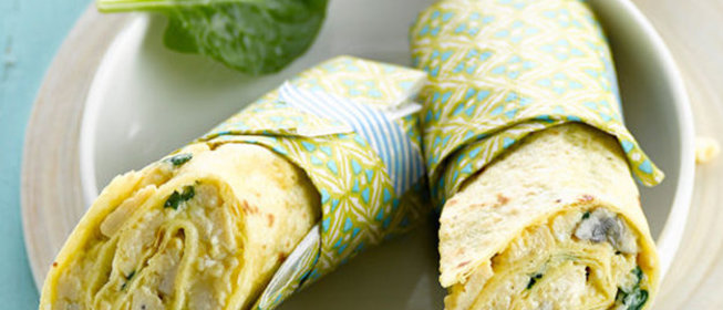 Рулетики из омлета с грибами и шпинатом