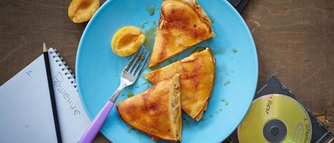 Жареный «вареник» с абрикосами