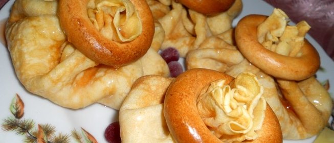 Блинные мешочки с творогом и ананасом