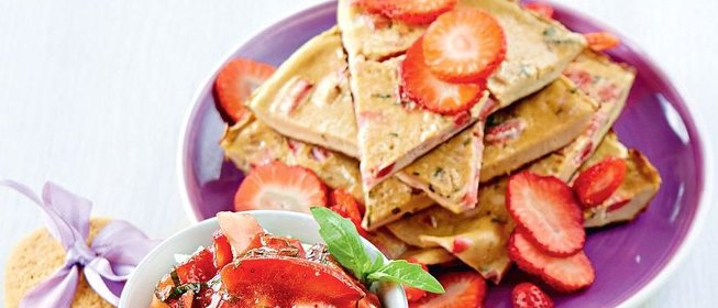 Сладкий омлет с клубникой