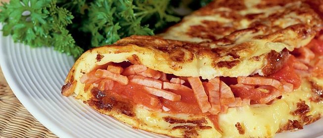 Омлет с ветчиной и помидорами