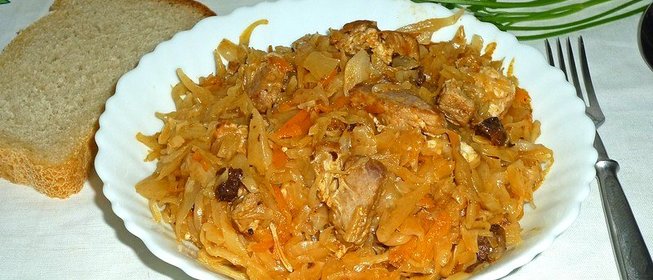 Капуста тушеная с грудинкой и черносливом