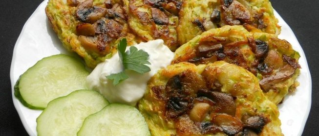 Морковно-кабачковые оладьи с припеком из грибов