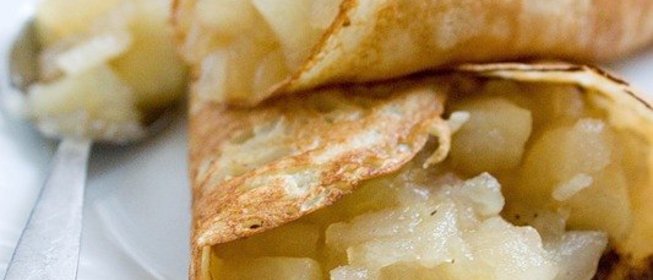 Тонкие блинчики с пряной яблочной начинкой