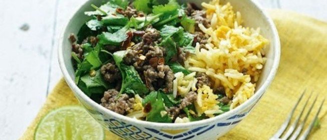 Говядина по-тайски с жареным рисом и яйцом