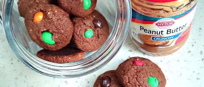 Шоколадно-арахисовое печенье с разноцветным драже