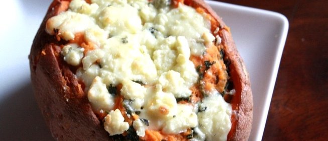 Запеченный сладкий картофель с луком и сыром