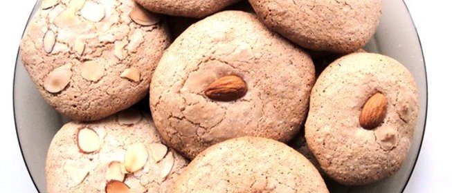 Тягучее миндальное печенье с абрикосовыми косточками